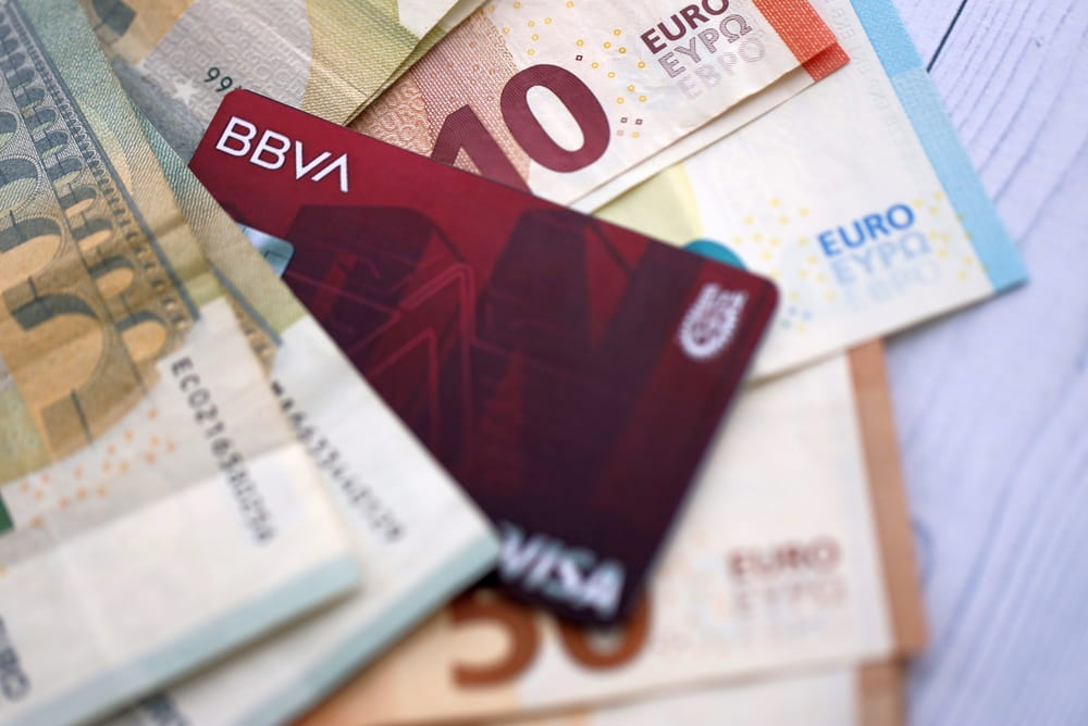 Банки в Испании – банковская карта BBVA и наличные евро
